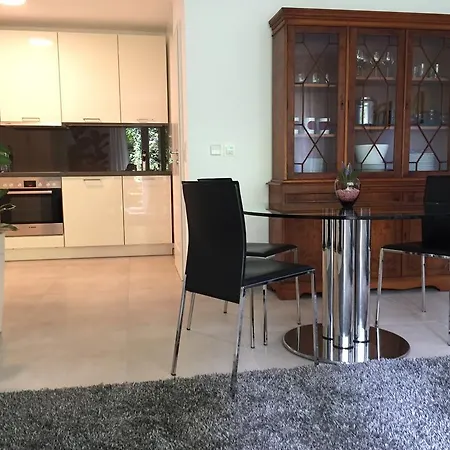 - Zentrumsnah, Eigener Parkplatz Und Grosser Balkon Ins Gruene