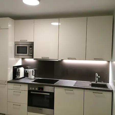 - Zentrumsnah, Eigener Parkplatz Und Grosser Balkon Ins Gruene