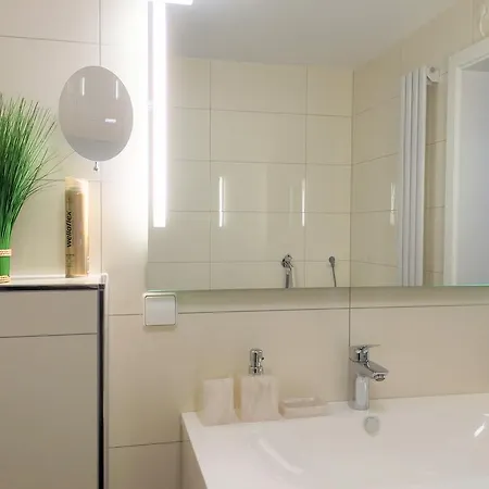 - Zentrumsnah, Eigener Parkplatz Und Grosser Balkon Ins Gruene *