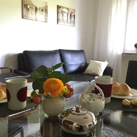 - Zentrumsnah, Eigener Parkplatz Und Grosser Balkon Ins Gruene